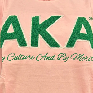 Camiseta AKA Pink Green Chenille para mujer, camiseta informal con letras griegas bordadas, cuello redondo, calidad prémium, ajuste cómodo - Product Image 4