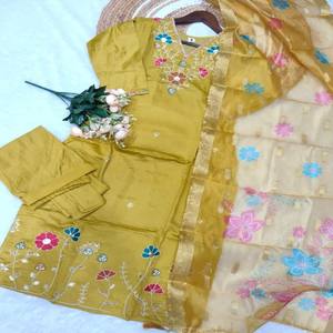 Conjunto Kurti y Pantalón VASTRA COTTAGE de Viscosa Gadhwal con Cuello Bordado con Cuentas y Dupatta con Estampado Lagdi, Ropa Étnica Elegante - Product Image 2