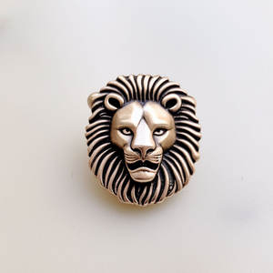 Cadeaux souvenirs de club, épingles à revers personnalisées en métal doré en forme de lion pour costumes homme - Product Image 5