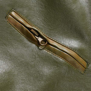 Chaqueta de Cuero para Hombre con Textura Suave y Acabado Premium, Impermeable y Resistente al Viento, Estilo Urbano con Logotipo Frontal - Product Image 4