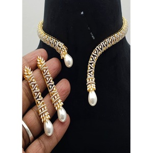 Elegante Juego de Collar y Aretes con Circonitas Cúbicas de Diseño, Acabado en Oro Blanco de Primera Calidad, para Compromiso y Boda, para Mujer - Product Image 1