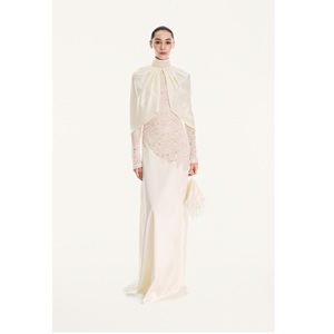 Abrigo largo ODM más vendido para mujer, nuevo CALLISTA COCOON CAPE, conjunto de un solo pieza, estilo holgado y artístico, con drapeado, de satén Mison, para mujer. - Product Image 2