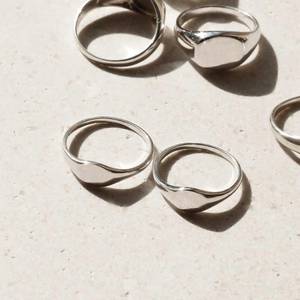 Bague signet ovale en argent sterling 925, minimaliste, gravable, populaire, pour le quotidien, personnalisable, pour le petit doigt, vente en gros - Product Image 5