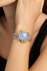 Brazalete de Plata de Ley 925 con Flor de Piedra Lunar Personalizada, Elegancia Delicada, Belleza Floral, Lujo Atemporal, Calidad Premium - Product Image 2