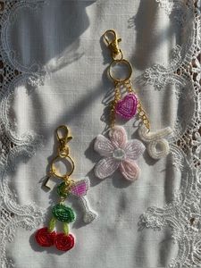 Magnifique porte-clés brodé de fleurs avec perles multicolores pour cadeaux et marchés de gros - Product Image 4