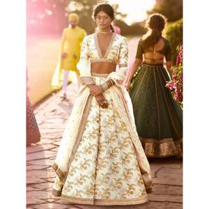Lehenga Choli de mariage en soie lourde brodée blanc cassé Sabyasachi - Product Image 1