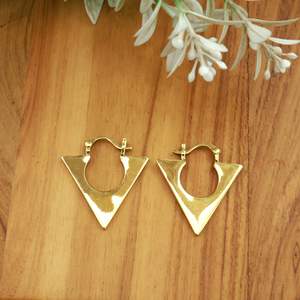 Boucles d'oreilles créoles triangulaires plaquées or, forme V inversée géométrique, style Heggie, bijoux tribaux vintage pour femmes - Product Image 3