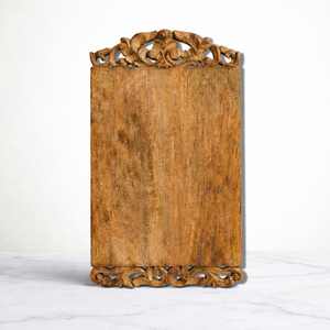 Planche à découper vintage en bois d'orme sculpté, design bord couronné artisanal, surface épaisse et durable, plateau de service alimentaire sûr pour la cuisine - Product Image 1