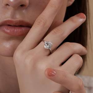 แหวนหมั้นเพชรทรงรีที่ได้รับการรับรองจาก IGI ประดับเพชรทรงมาร์คีส์และทรงกลม ตัวเรือนทองคำแท้ เครื่องประดับสำหรับงานแต่งงาน - Product Image 2