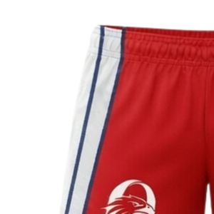 Shorts de netball unisexe rouge et blanc sublimés en polyester léger, uniforme sportif athlétique avec panneau latéral à rayures, tenue de performance - Product Image 4
