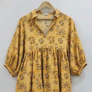 Robe midi formelle à col en V, 100 % coton, imprimée à la main, écologique, respirante, à manches bouffantes, motif floral, coupe trapèze simple et naturelle - Product Image 3