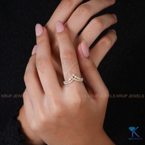Anillo de Boda y Aniversario para Mujer, con Doble Hilera de Diamantes Cultivados en Laboratorio, Diseño Chevron, en Oro Amarillo, Estilo Minimalista - Product Image 4