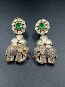 Boucles d'oreilles clous en argent plaqué or de luxe Amaira Jewels pour femmes, bijoux de fête et cadeaux - Product Image 6