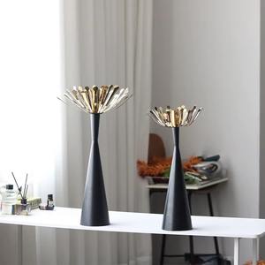 Support de bougie au sol moderne noir et or à motifs floraux, parfait pour la décoration intérieure, les halls d'hôtel et les décorations de mariage, provenant d'Inde. - Product Image 6