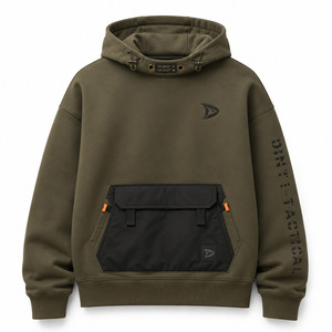 เสื้อฮู้ดสีเขียวมะกอกสำหรับผู้ชาย ยี่ห้อ Dirt Tactical พร้อมกระเป๋าหน้าและลายพิมพ์โลโก้ ทรงปกติ สวมใส่สบาย - Product Image 1
