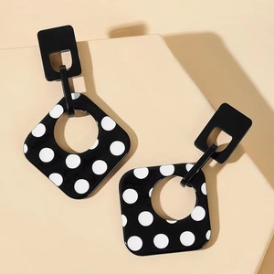 Pendientes de Resina con Diseño Floral, Tema de Flores, Forma Irregular, Artesanía de Lujo para Mujer - Product Image 2