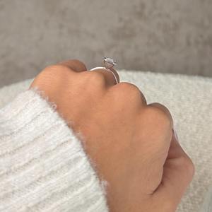 Anillo de Compromiso con Diamante Cultivado en Laboratorio, Corte Esmeralda de 2 Quilates, Biselado, Oro Blanco de 14K, Certificado IGI D-VVS2 - Product Image 2