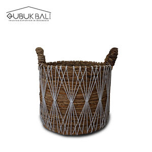 Panier de rangement mini écologique moderne Gubuk Bali Kawung avec poignées, forme ronde, pour le linge - Product Image 1