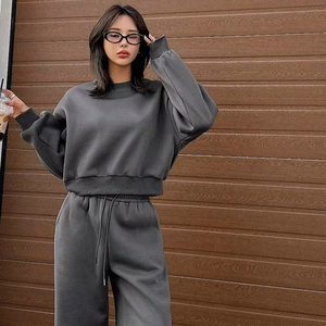 Ensemble de sport pour femme, veste zippée ajustée en coton et polyester, pantalon de jogging respirant et extensible, vêtements de fitness et de sport. - Product Image 1