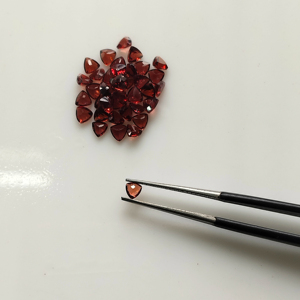โกเมนสีแดงธรรมชาติ 3.5 มม. ทรงทริลเลียนคัท คุณภาพดีที่สุด พลอยเม็ดเดี่ยวสำหรับทำเครื่องประดับ - Product Image 3