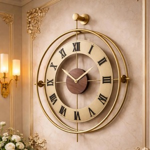 Reloj de pared de metal con acabado dorado de lujo, ideal para sala de estar, uso comercial, cafeterías, restaurantes y oficinas. Venta al por mayor desde India. - Product Image 2