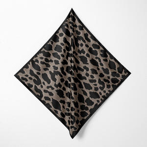 Pañuelo de Cabeza Cuadrado de Seda Satinada con Logotipo Personalizado, Diseño Geométrico de Hojas y Animales - Pañuelos Multifuncionales - Product Image 5