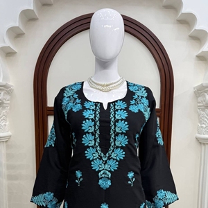 Elegante Conjunto de Kurti y Pantalón de Seda Romana con Bordado de Hilo, Prendas Festivas Cómodas y Completamente Cosidas - Product Image 2
