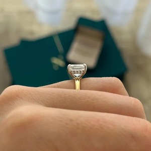 แหวนเพชรแต่งงานทรง Asscher ดีไซน์หรูหรา ประดับด้วยวงแหวนรอบเพชรแบบซ่อน สองสี 2 กะรัต เพชรเพาะเลี้ยง ตัวเรือนทองคำขาว 18k - Product Image 3