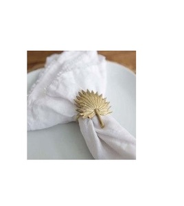 Anneau de serviette en métal décoratif contemporain pour sublimer la table à manger moderne - Product Image 1