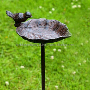 Bain d'oiseaux classique en métal pour jardin, patio, design élégant, base robuste, attirant les oiseaux, avec bassin de rétention d'eau. - Product Image 1