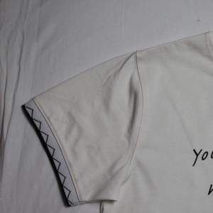 Camiseta de Algodón Grueso Personalizada con Cuello Redondo y Manga Corta, Envío Exprés, Tacto Suave y Duradero, Corte Clásico, Hecho en Vietnam - Product Image 2
