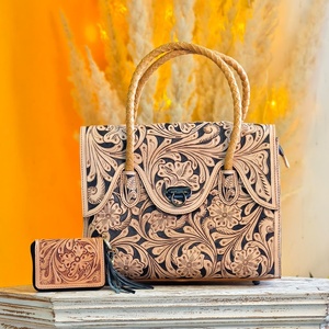 Bolso Bandolera Compacto de Cuero Genuino Venus con Diseño Floral y Patrón de Letras Hecho a Mano, Estilo Western, con Cremallera para Mujer - ¡Gran Venta! - Product Image 2