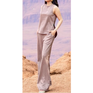 Ensemble coordonné sans manches pour femme, couleur taupe, avec haut décontracté et pantalon large, ensemble minimaliste pour les voyages et la détente - Product Image 1