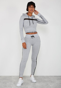 Ensemble sportif 2 pièces gris pour femme : haut court à capuche à manches longues et leggings taille haute en tricot uni de spandex et polyester - Product Image 3
