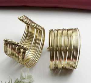 Brazalete de latón dorado premium con detalles de inspiración tradicional para fiestas, regalos de boda y accesorios de moda. - Product Image 6