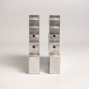 Support en aluminium usiné CNC sur mesure AMT VINA avec découpe rectangulaire et trous de fixation pour applications industrielles - Product Image 2