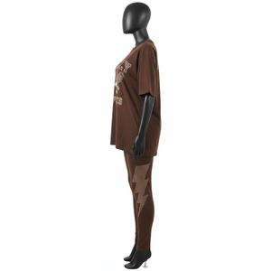 ชุดเสื้อยืดและเลกกิ้งสีน้ำตาลสำหรับผู้หญิง ผ้าฝ้ายผสมโพลีเอสเตอร์ยืดหยุ่นคุณภาพสูง พร้อมลายปักคริสตัลแบบรีดร้อนตามสั่ง ชุดสำหรับผู้หญิง - Product Image 3