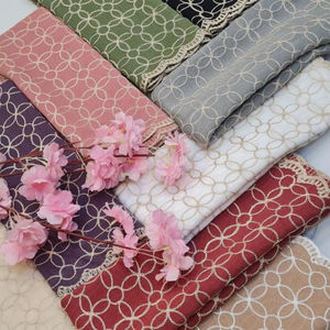 Elegante chal de moda con bordado floral y encaje en tela de lino y algodón, 12 colores, detalles de encaje en el borde, borde deshilachado delicado. - Product Image 2