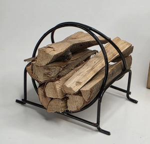 Support à bois de chauffage miniature en métal noir avec bûches, porte-bûches pour foyer de maison de poupée, accent décoratif, mini porte-bûches en fer forgé - Product Image 2