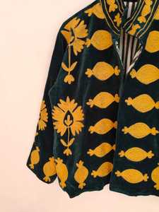 Chaqueta de Terciopelo Bordada a Mano con Motivo de Granada, Estilo Boho, Arte Popular Suzani, Hecha por Artesanos - Product Image 4