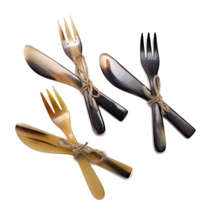 Juego de cucharas y tenedores de cuerno de búfalo natural hecho a mano indio Utensilios de cocina de United Trade World para servir frutas - Product Image 1