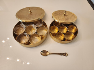 Boîte à épices artisanale en laiton avec 7 compartiments, rangement traditionnel ethnique pour masala, organiseur de cuisine décoratif en laiton - Product Image 1