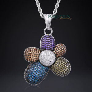 Pendentif Fleur en Argent 925 et Moissanite, Coupe Ronde Brillante, Bijou Thème Luxe pour Femme, Idéal au Quotidien - Product Image 1