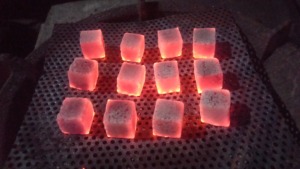 La mejor opción para quienes son apasionados por la barbacoa y fumar hookah: carbón vegetal en briquetas de primera calidad de Indonesia. - Product Image 3