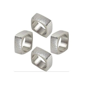 Anneau de serviette carré en aluminium doré texturé moderne, accessoire de table écologique et unique pour mariage, fête, dîner de luxe - Product Image 5
