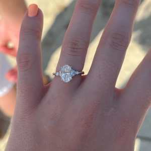 Bague en or 14 carats avec diamant de laboratoire de 2 carats taille ovale central et diamants de laboratoire taille poire, élégante bague trois pierres CVD pour mariage - Product Image 2