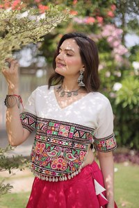 Conjunto de Lehenga Choli Romántico con Blusa de Encaje con Cuello en V y Detalles de Espejo para Fiestas, Festivales y Bodas - Product Image 3