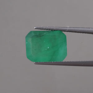 Esmeralda Verde Natural Certificada por IGI, Corte Octogonal de 6.39 Quilates, 14x10.5mm, Tallada a Mano, Pulida, Encerada/Enrasada con Aceite, Excelente - Product Image 1