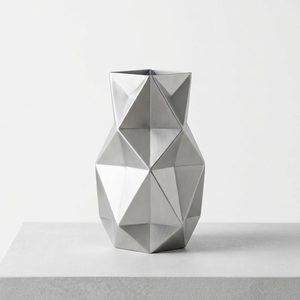 Vase à fleurs artisanal en laiton argenté mat et acier inoxydable de 24 cm, design plié en origami, pour la décoration de la maison, les hôtels, les mariages, les tables - Product Image 1