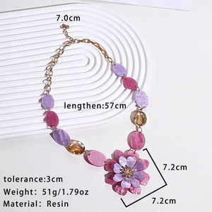 Collar de Resina Botánica con Flores Reales, Regalo Único para Ella, Collar de Resina Hecho a Mano, Colgante de Cristal, Joyería Estética - Product Image 6